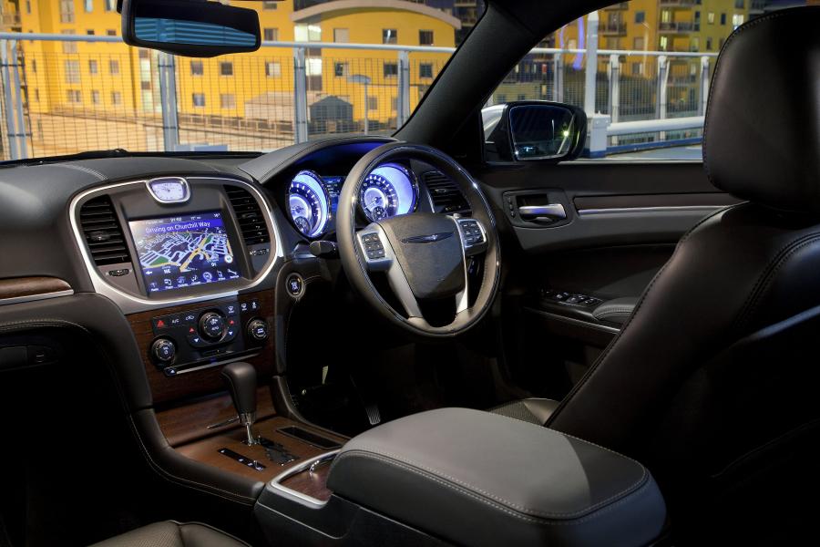  Chrysler 300C 2012 года  (UK) (фото 18 из 91)
